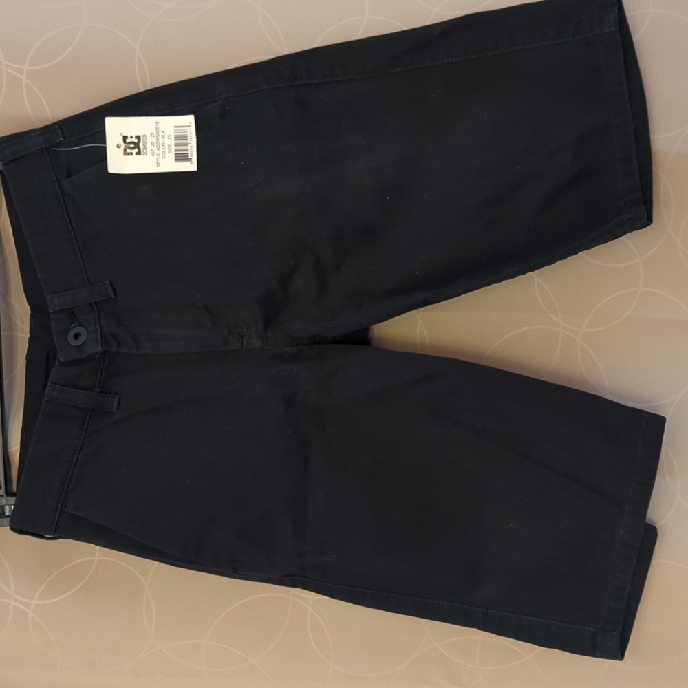 Hard to find Boys DC Shoe flat front skate shorts Size 25 waist